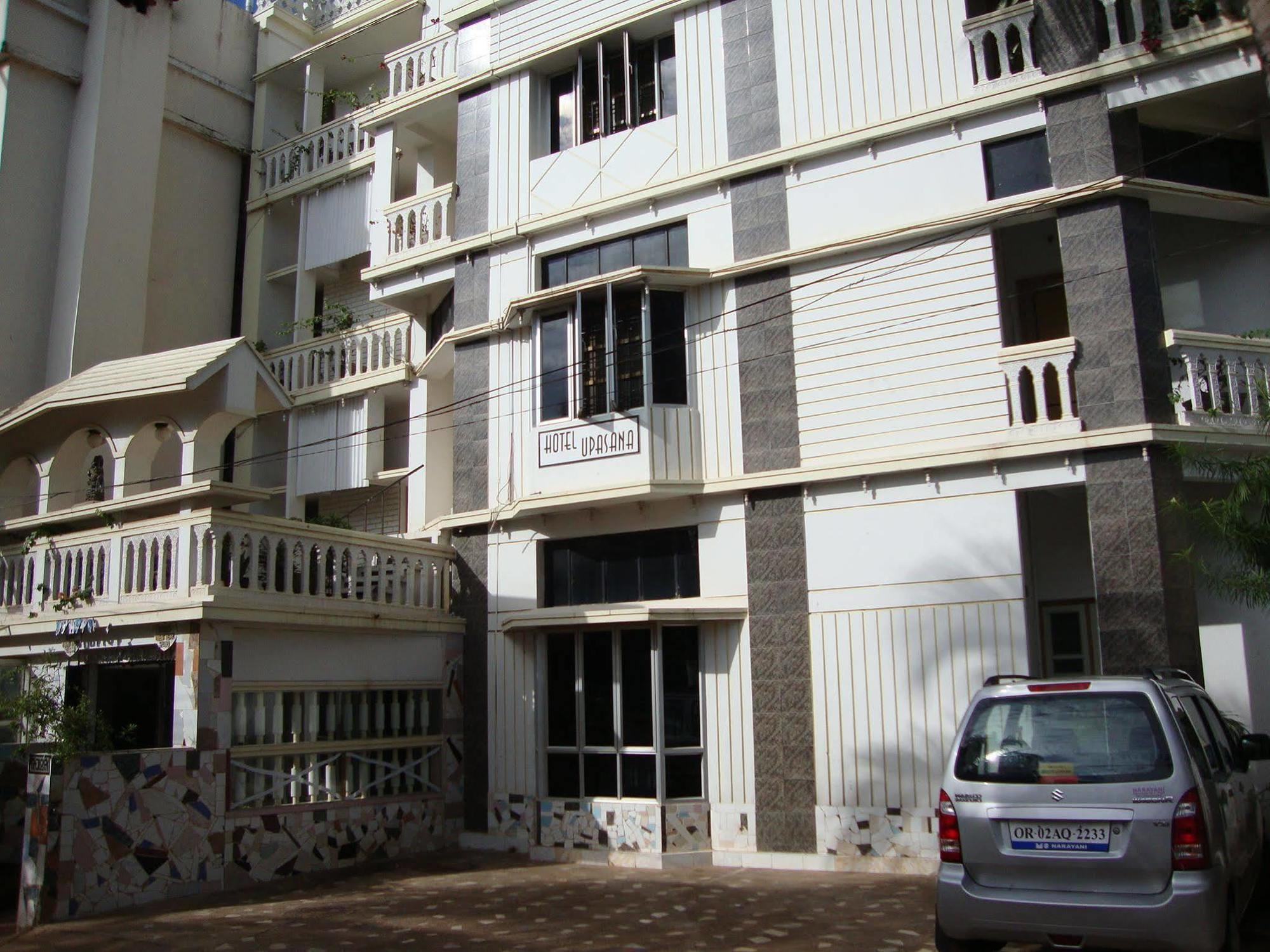 Hotel Upasana บูบันเนสชวาร์ ภายนอก รูปภาพ