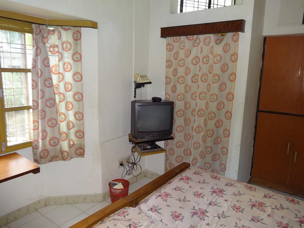 Hotel Upasana บูบันเนสชวาร์ ภายนอก รูปภาพ