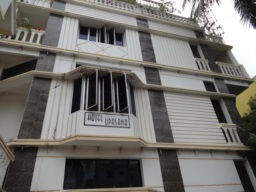 Hotel Upasana บูบันเนสชวาร์ ภายนอก รูปภาพ